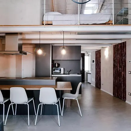 House Of Glass Cathedral View - The House Of Travelers Como