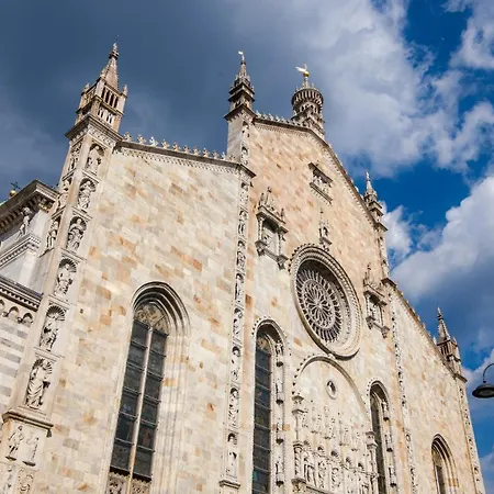 House Of Glass Cathedral View - The House Of Travelers *